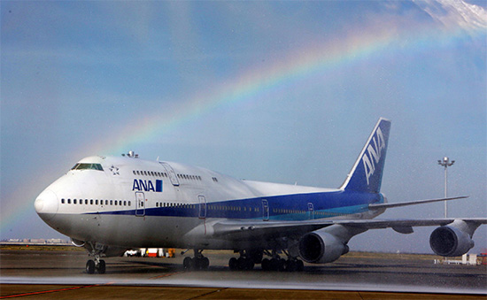 facebook 無人飛行基地台的機身尺寸恐如同畫面中 747 客機般巨大，圖片來源：法新社