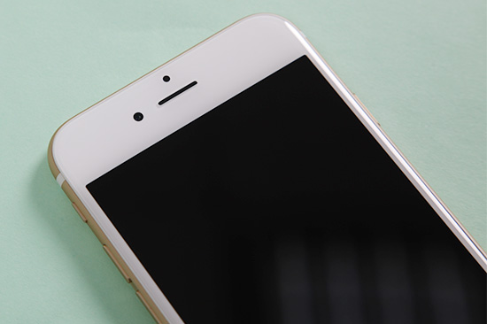 iPhone 6 機身正面上方的 FaceTime 視訊鏡頭與光源感應器