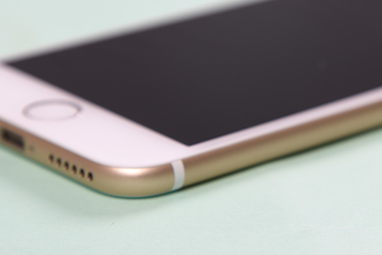 iPhone 6 在螢幕邊緣部分採用 2.5D 懸浮式的設計