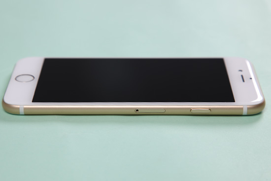 iPhone 6 機身側面,可看到移至機身側邊的電源/喚醒按鍵