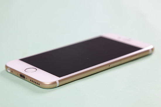 iPhone 6 在機身角落採用全圓弧的設計,提高握持手感
