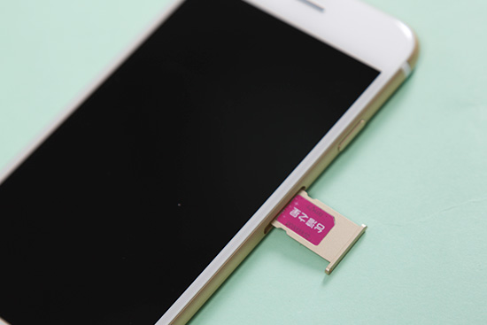 iPhone 6 仍然採用 nano-SIM 卡的設計,並且需要插卡針才能取出卡托