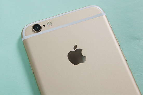 iPhone 6 機身背面上方外觀,採用 800 萬畫素的相機配置,並且具有雙色補光燈的設計
