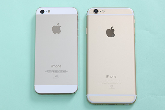 iPhone 5S(上)、iPhone 6(下)機身背面外觀比較,感覺這次 iPhone 6 的機身塗裝又更上一層