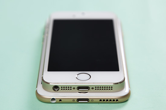 iPhone 5S(上)、iPhone 6(下)機身底部外觀比較