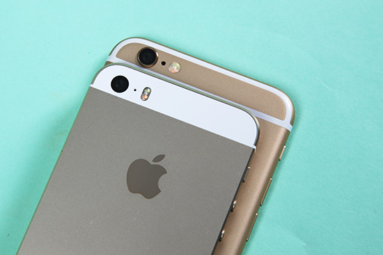 iPhone 5S(上)、iPhone 6(下)相機外觀比較,可以看到 two tone LED 雙色補光燈的設計有明顯不同