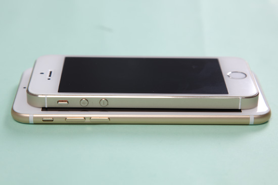 iPhone 5S(上)、iPhone 6(下)機身厚度比較