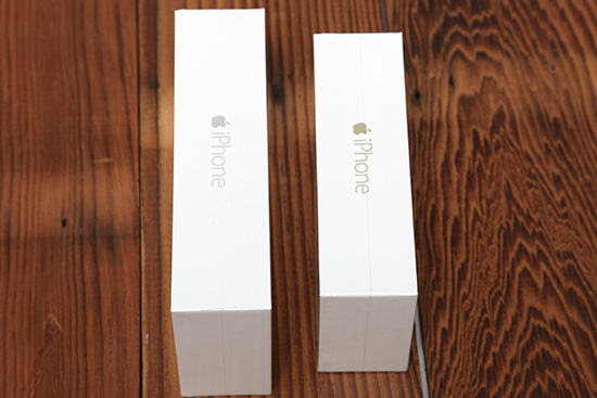 依據不同的機身顏色,在外盒處的 iPhone 字樣也不同