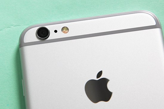 iPhone 6 Plus 採用同樣的突起鏡頭設計以及 two tone 雙色 LED 補光燈