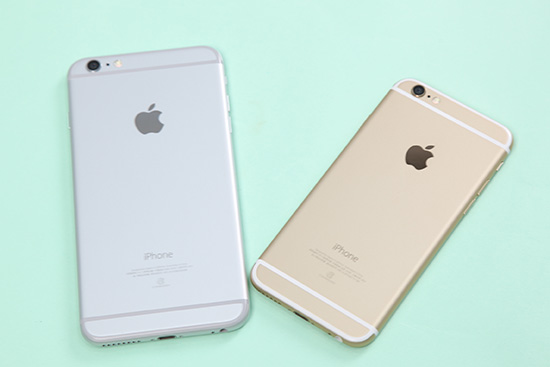 iPhone 6(上)、iPhone 6 Plus(下)機身背面比較