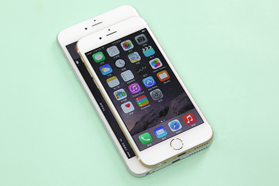 iPhone 6(上)、iPhone 6 Plus(下)機身正面比較,下方的 iPhone 6 Plus 很明顯的大出不少