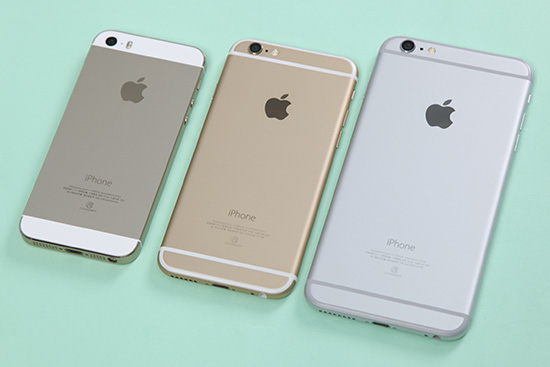 iPhone 5S(左)、iPhone 6(中)、iPhone 6 Plus(右)機身背面比較