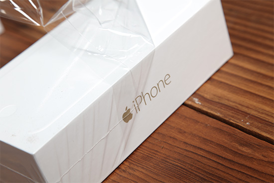 每隻新 iPhone 在外盒均有包膜,在購買時可多注意是否為新機
