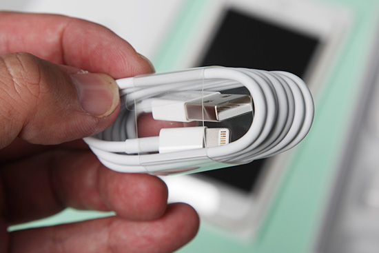 iPhone 6 在傳輸線部分仍然採用傳統的 USB 介面，而非傳說中的雙面 USB