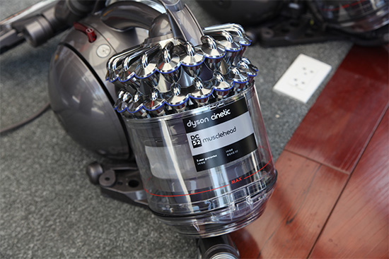 DC52 在 Dyson 吸塵器中算是比較大型的款式