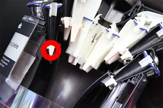 搭載了獨特的 Dyson Cinetic 技術,在氣旋前方加入了彈性橡膠材質(紅圈處)