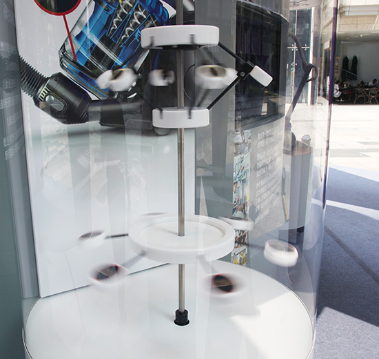 現場展示了 Dyson 氣旋(上)與其他家氣旋(下)甩出灰塵能力的不同