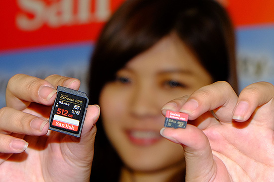SanDisk 今天在台發表全球最大容量的 SD 記憶卡,容量高達 512 GB,以及全球速度最快的 microSD 記憶卡,64 GB 容量速度達 95 MB/秒。(記者陳炳宏攝)