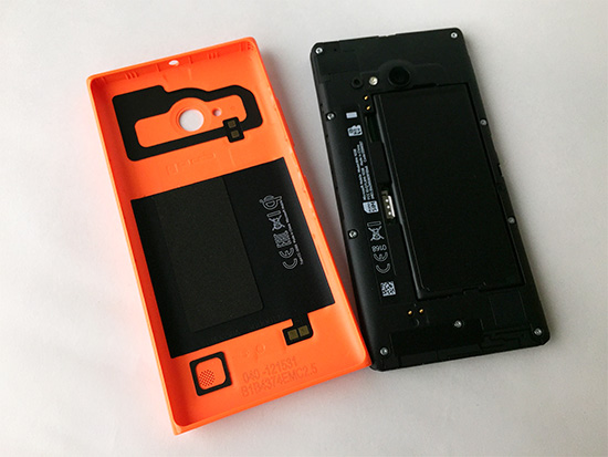 Lumia 735 雖然價格不到九千元,但是無線充電、NFC 功能可是樣樣具備。(記者陳炳宏攝)