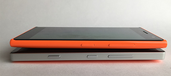 Lumia 735(上)為降低成本,採用塑膠按鍵,而下方的 Lumia 930 則採用較堅固耐操的金屬側邊材質與按鍵。(記者陳炳宏攝