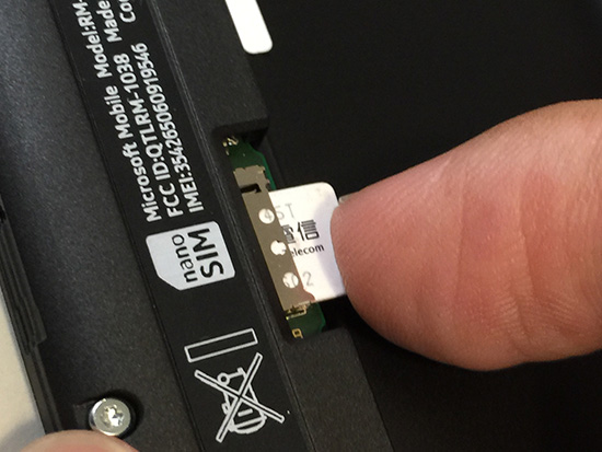 Lumia 735 採用與 iPhone 6一樣的 nano SIM 卡,且支援 4G。(記者陳炳宏攝)