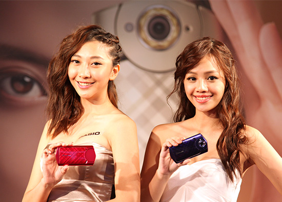新一代自拍神器!Casio  EX-TR50 2 萬 9490 元開賣!
