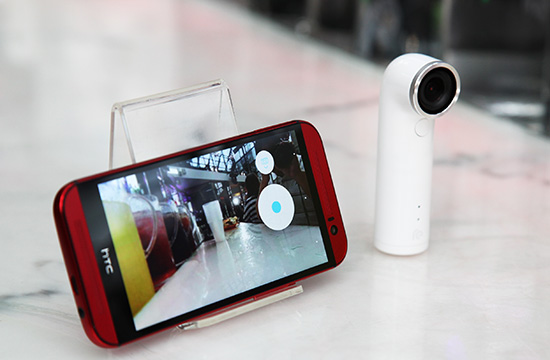 RE 相機可搭配 APP 透過智慧型手機進行操控