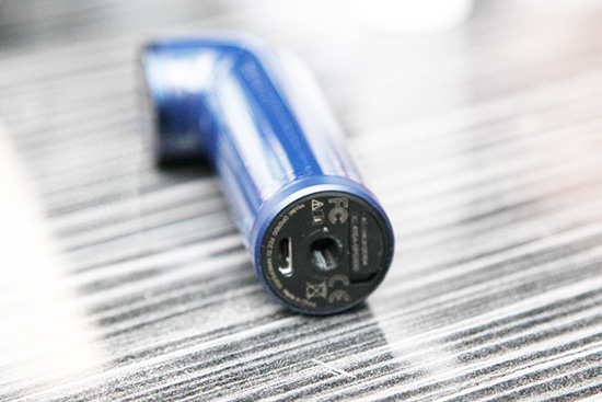 可看到 RE 相機底部的腳架鎖孔與 MicroUSB 連接埠，打開後為 MicroSD 記憶卡的插槽