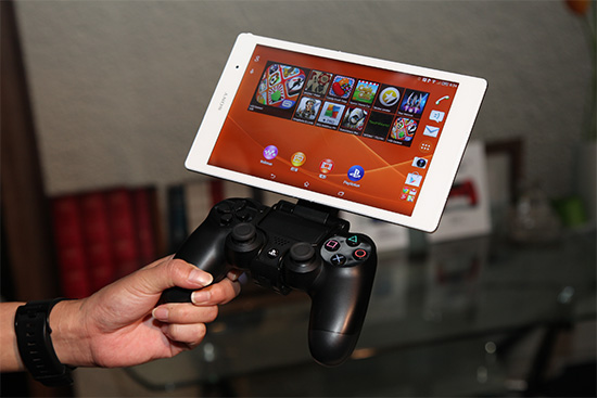 搭配 GCM10 連接器，Z3 Tablet Compact 可以連接 DUALSHOCK 4 控制器玩遊戲