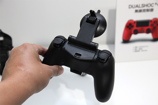 可以看見 GCM10 連接器是利用扣具的方式，來連接遊戲控制器，連接平板／手機的部分則是靠吸盤