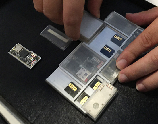 Project Ara 的設計,每一個模組都有不同功能,藉由磁吸原理,固定在主要框架上。
