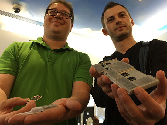Project Ara專案負責人Paul Eremenko(右)與電子總工程師Seth Newburg(左)展示一手規劃的組裝式智慧手機Project Ara。