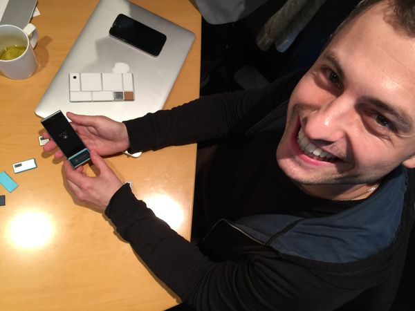 Project Ara專案負責人Paul Eremenko親自展示積木組裝手機Project Ara。