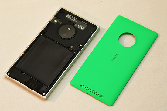 電池採用可拆卸式設計,電量為 2200 mAh