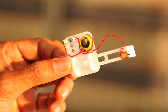 droplet lenses 固定夾具部分,上面並具有 LED 補光燈與供電電池