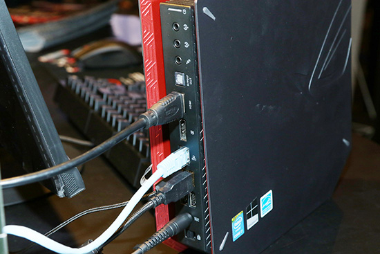 後方傳輸介面，包括 3.5mm 音源輸出，S／PDIF 光纖音效輸出、4 組 USB 3.0 連接埠、 HDMI 與 Disport 連接埠各一，以及支援 Gigabit 連線速度的網路連接埠