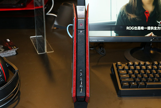 機身正面，可以看出 GR8 的機身厚度相當薄，華碩人員表示，玩家甚至可以將 GR8 背在包包裡面帶著走