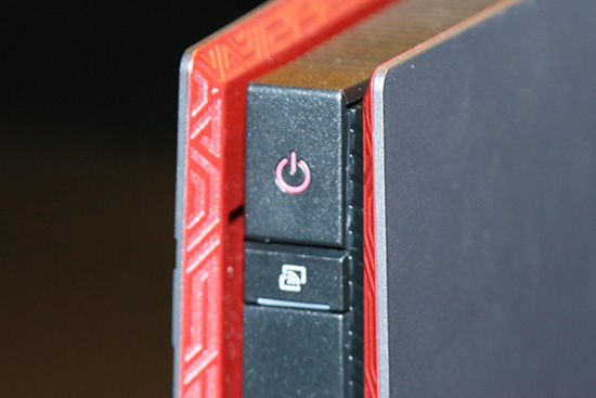 機身頂端的電源按鍵（上方紅色部分），下方白色部分則是可以與手機連線播放畫面的 Micacast 功能按鍵