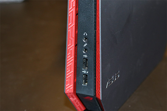 機身正面下方介面，除了耳機麥克風插孔之外，還有兩個 USB 2.0 連接埠