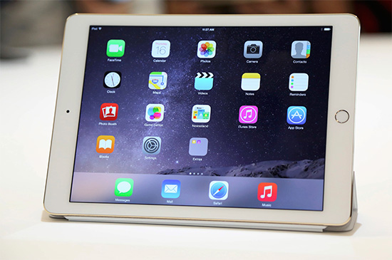 iPad 較為薄弱的商業應用,是對手以往主要的攻擊重點,圖為 Apple 最新推出的 iPad Air 2,圖片來源:路透社