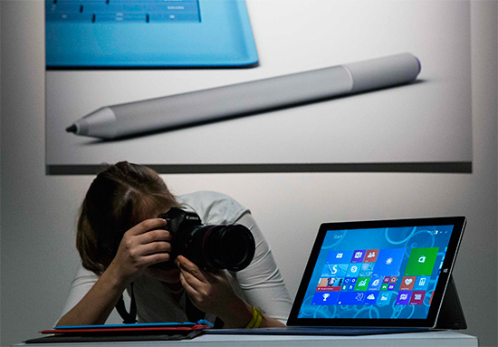 對手 Microsoft 陣營的 Surface Pro 3  平板,則是以完整的企業應用為主打,圖片來源:路透社