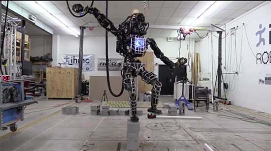 畫面擷取自 DRCihmcRobotics 官方 Youtube 網站
