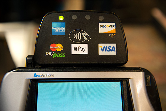 除了 Apple Pay  之外,還有許多方便的感應支付系統,如圖上各發卡組織推出的感應卡片,圖片來源:法新社