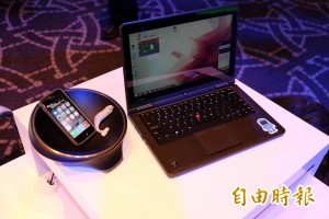 英特爾展出磁共振無線充電技術,以後筆電擺在桌子或茶几上,就可充電,不必再受電線羈絆行動。(記者陳炳宏攝)