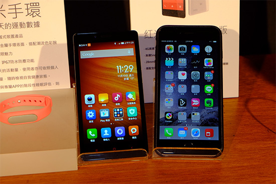 同樣5.5吋,左邊是紅米Note加強版,右邊是iPhone 6 Plus,兩者外觀尺寸相仿。(記者陳炳宏攝)