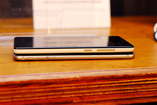 同樣5.5吋,上面是紅米Note加強版,下面是iPhone 6 Plus,兩者外觀尺寸相仿。(記者陳炳宏攝)
