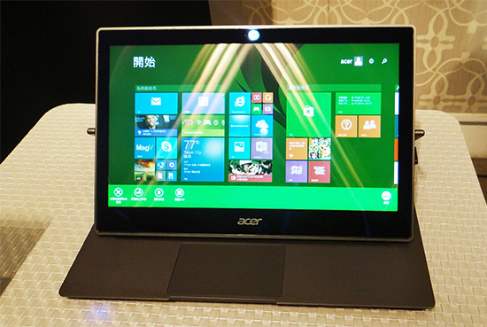 宏碁觸控筆電 Aspire R13,螢幕可旋轉,售價 35,900 元。(記者吳佩樺攝)