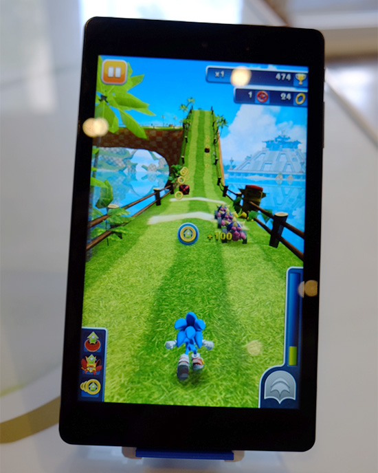 英特爾平板採用 64 位元 Bay Trail Z3700 處理器,執行 SEGA 最經典的遊戲音速小子酷跑遊戲。(記者陳炳宏攝)
