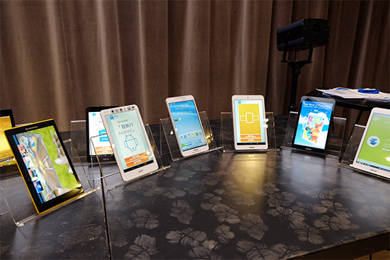 英特爾趁資訊展前,展出十餘款採用英特爾處理器的平板電腦,包括聯想、宏碁、華碩等知名品牌。(記者陳炳宏攝)
