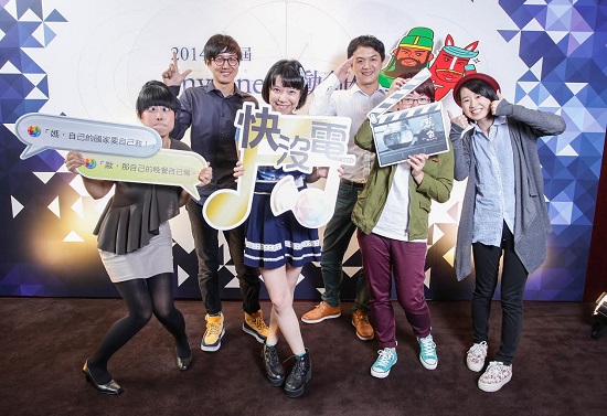 第8屆myfone行動創作獎原創歌曲鈴聲組首獎得主戴蕙心(前左二) 、原創貼圖組首獎得主陳彥文(後右)、對話簡訊文學組首獎得主林佩賢(前左一)及微電影組首獎得主代表編劇吳誌桓(後左)、副導彭晴(前右二)、製片溫芝晴(前右一) 全體合影